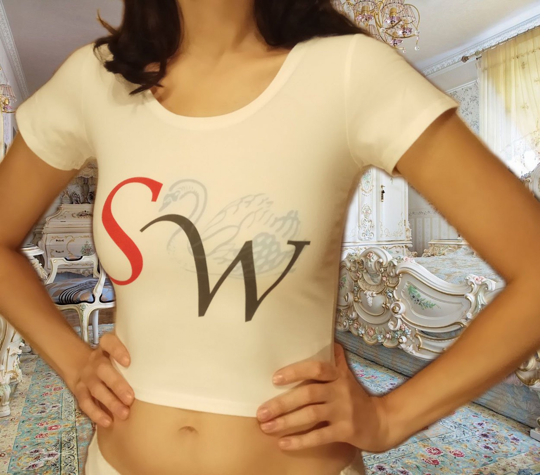 Женская футболка с надписью SW