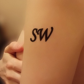 Временное&nbsp;изображение&nbsp;"SW"&nbsp;для имитации татуировки. Являeтся переводной&...