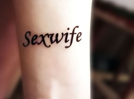 Временное&nbsp;изображение&nbsp;"Надпись&nbsp;Sexwife"&nbsp;для имитации татуировки. Яв...