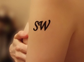 Временное&nbsp;изображение&nbsp;"SW"&nbsp;для имитации татуировки. Являeтся переводной&...